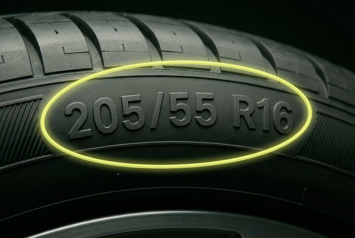 Zijkant van een autoband met de bandenmaat 205/55 R16 omcirkeld